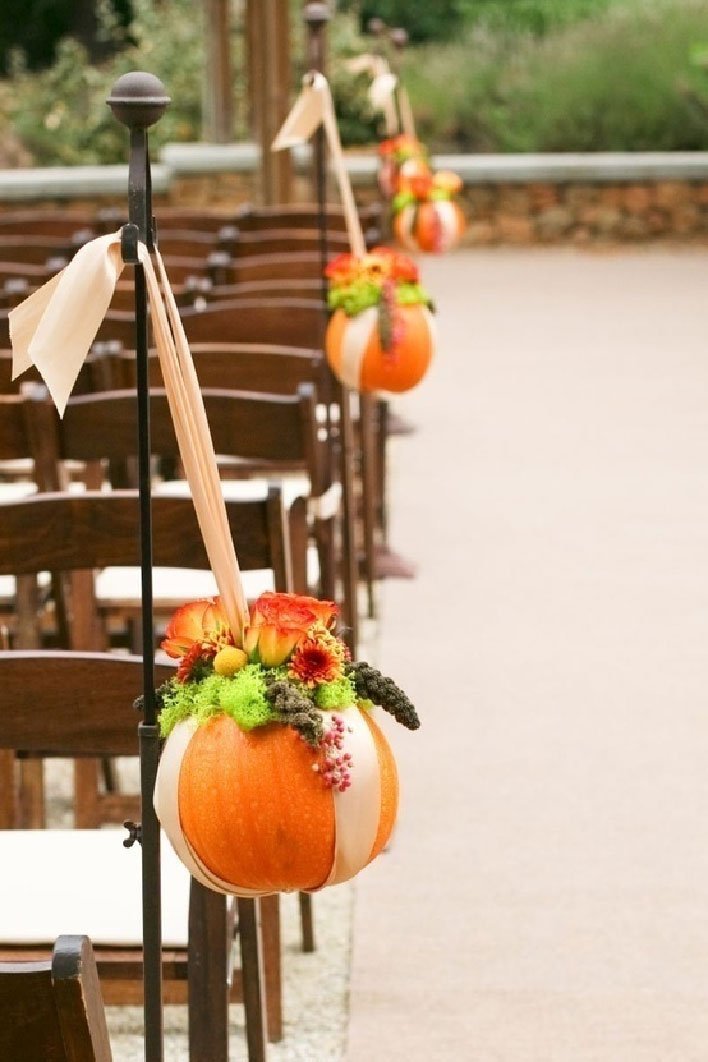 idees decor allée ceremonie mariage en automne theme citrouille hallowen